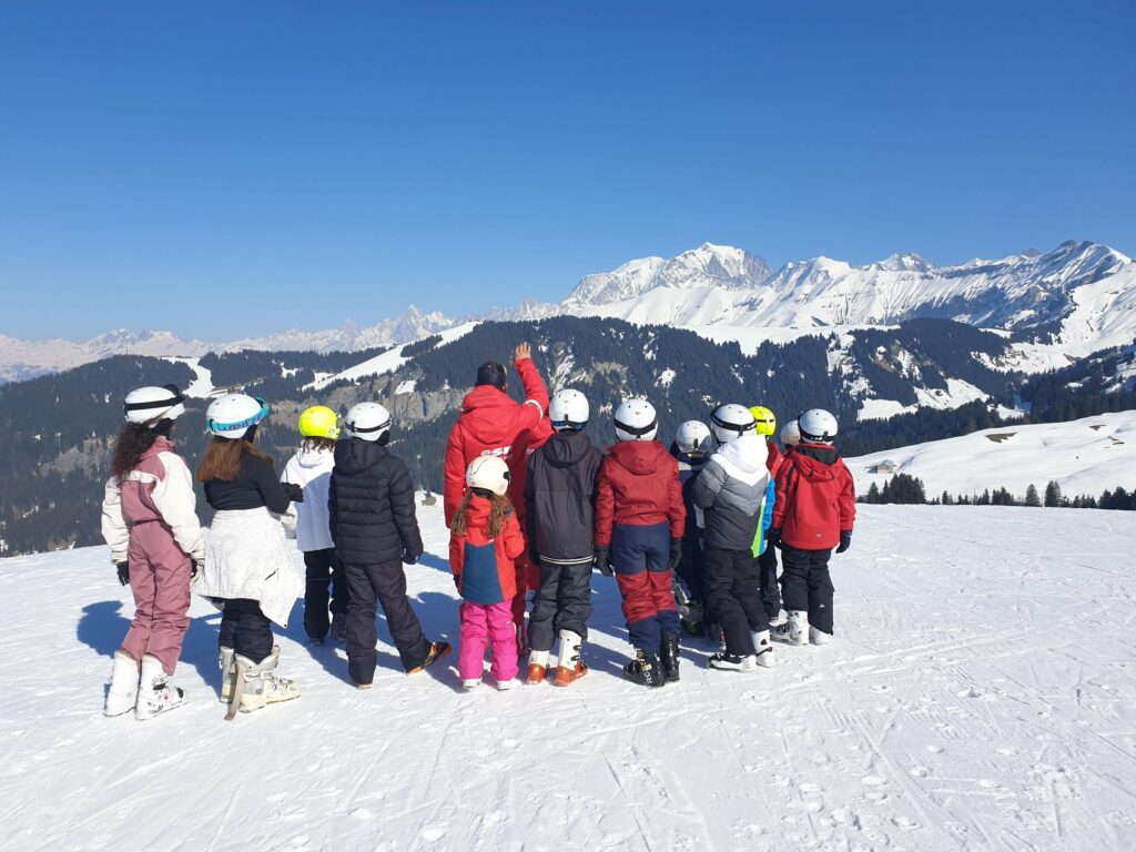 Séjour sportif et éducatif d'hiver avec LVEF, animateur et enfants devant une montagne à Praz-surr-Arly en Savoie