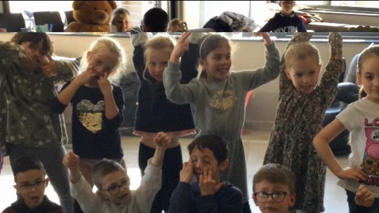 groupe d'enfant lvef heureux en périscolaire